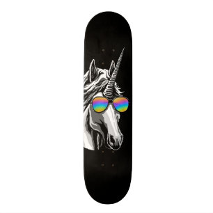 Koel eenhoorn met regenboogzonnebrillen persoonlijk skateboard