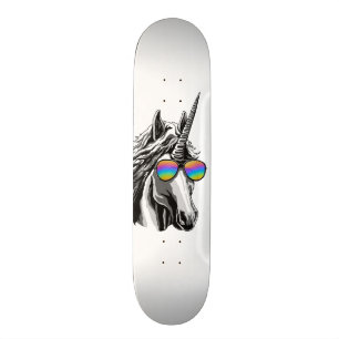 Koel eenhoorn met regenboogzonnebrillen persoonlijk skateboard