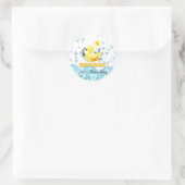Koel geel 1e rubber eend verjaardagsuitnodigingen ronde sticker (Tas)