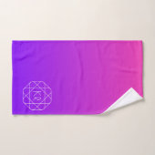Koel Geometrisch Monogram | Magenta Paars Violet Bad Handdoek (Handdoek)