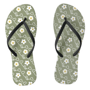 Koel hart en witte bloemen op groene achtergrond teenslippers