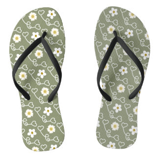 Koel hart en witte bloemen op groene achtergrond teenslippers