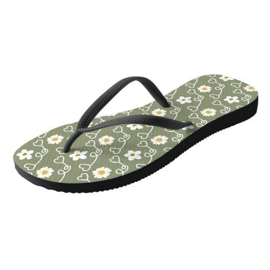 Koel hart en witte bloemen op groene achtergrond teenslippers (Schuin)