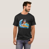 Koel huskyhond die op een golf surft t-shirt (Voorkant volledig)