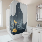 Koel kampeerkampvuur onder het staargebergte douchegordijn (In situ)