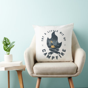 Koel kampeerkampvuur onder het staargebergte kussen