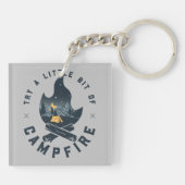 Koel kampeerkampvuur onder het staargebergte sleutelhanger (Achterkant)