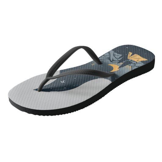 Koel kampeerkampvuur onder het staargebergte teenslippers (Schuin)