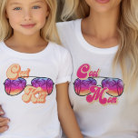 Koel Kind Helder Zonnezonnebrillen die overeenkome T-shirt<br><div class="desc">Koel het t-shirt van het Kind af met de bijbehorende coole mam versie. Het ontwerp leest Kind in bochtige moderne retro-typografie en is voorzien van een koele zonnebril met tropische hawaïsche palmen en kleurrijke zonsondergang. Het ontwerp is in schaduwen van oranje roze paars bananen en blauw in heldere kleuren. Ideaal...</div>