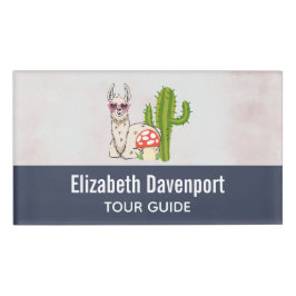 Koel lama in een zonnebril met een hoge zonnebril naambadge