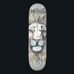 Koel met de hand getrokken schets en waterverf Lio Persoonlijk Skateboard<br><div class="desc">Dit ontwerp vertegenwoordigt een coole waterverf en een potlood getekende leeuw,  grijze schaduwen en een aanraking van levendige kleuren grote kat,  een soort grappige illustratie voor dierenvrienden,  geweldig voor elke dag draag.</div>