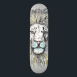 Koel met de hand getrokken schets en waterverf Lio Persoonlijk Skateboard<br><div class="desc">Dit ontwerp vertegenwoordigt een coole waterverf en een potlood getekende leeuw,  grijze schaduwen en een aanraking van levendige kleuren grote kat,  een soort grappige illustratie voor dierenvrienden,  geweldig voor elke dag draag.</div>