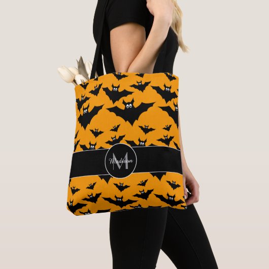 Koel met schattige vliegende vleermuizen Halloween Tote Bag (Dichtbij)