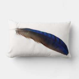 Koel moderne blauwe veer op wit kussen