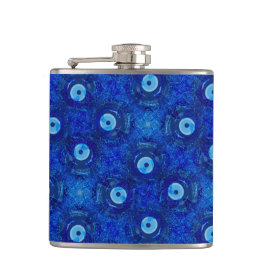 Koel, moderne digitale kunst van blauw boze oogpat heupfles