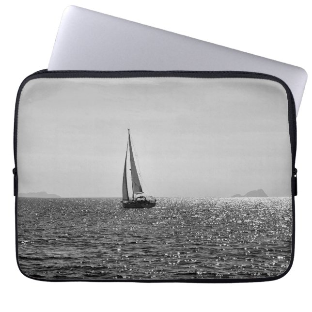 Koel moderne foto van zeilboot in de zomer laptop sleeve (Voorkant)