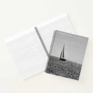 Koel moderne foto van zeilboot in de zomer notitieboek