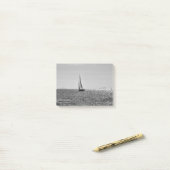 Koel moderne foto van zeilboot in de zomer post-it® notes (Op bureau)