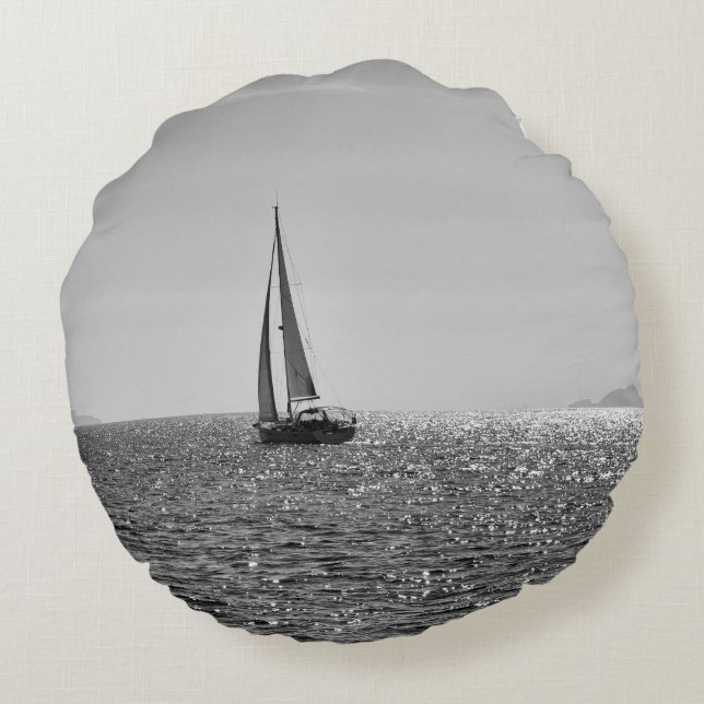 Koel moderne foto van zeilboot in de zomer rond kussen (Achterkant)