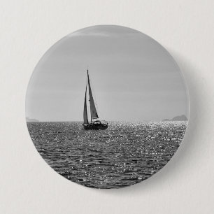 Koel moderne foto van zeilboot in de zomer ronde button 7,6 cm