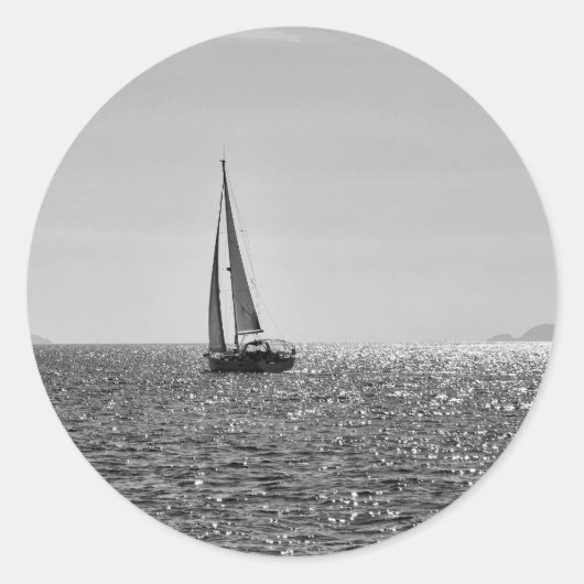 Koel moderne foto van zeilboot in de zomer ronde sticker (Voorkant)