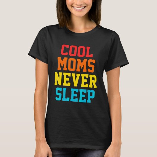 Koel Moeders Slaap Nooit Kleding T-shirt (Voorkant)