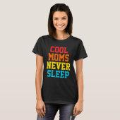Koel Moeders Slaap Nooit Kleding T-shirt (Voorkant volledig)