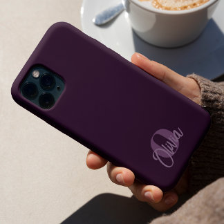 Koel monochroom paars modern schrift monogram iPhone 15 pro case