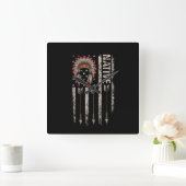 Koel Native American Feather Arrow Flag Headdress Vierkante Klok (Huis)