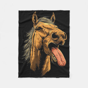 Koel paard toont tongpaarden rijden op paarden fleece deken