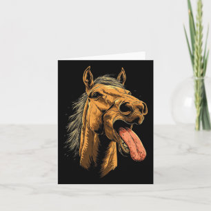 Koel paard toont tongpaarden rijden op paarden kaart