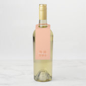 Koel pastelkleurig perzik kleur met aangepaste mon flessenhanger (Op fles)