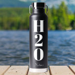 Koel, persoonlijk aangepast, zwart, zwart, zwart,  waterfles<br><div class="desc">Deze coole waterfles bevat H20,  geschreven in vet wit schrift boven uw aangepaste naam in een handgeschreven schrawl. Een geweldige manier om de hele dag gehydrateerd te blijven. Dit zal ieders oog in de sportzaal halen.</div>
