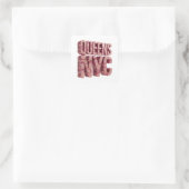 Koel roze QUEENS NYC-labelontwerp Vierkante Sticker (Tas)