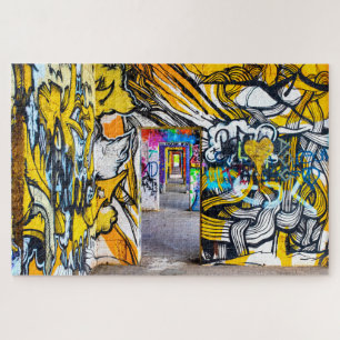 Koel stadsgraffiti in een verlaten gebouw. legpuzzel