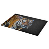 Koel tijger met zwarte achtergrond snijplank (Hoek)