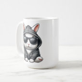 Koel wit konijn in hoodie en zonnebril koffiemok (Voorkant links)