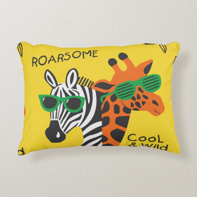 Koel zebra en giraffe met een gele bril accent kussen (Voorkant)