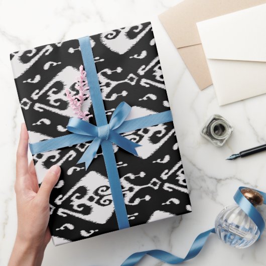 Koel zwart-wit ikat stammenpatroon cadeaupapier (Geschenken)