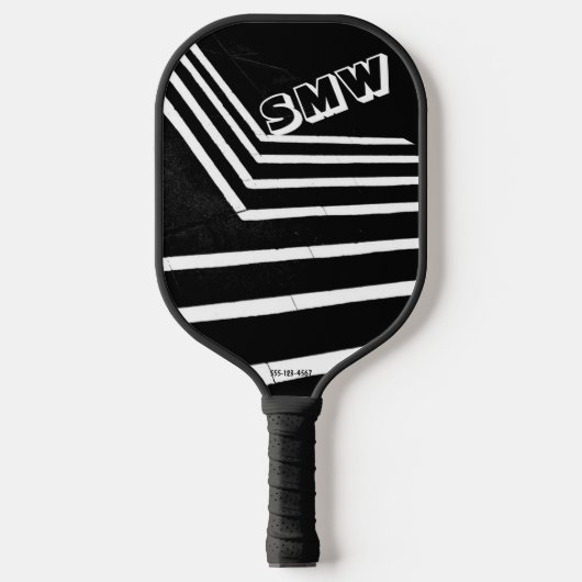 Koel zwart, witte lijnen, aangepast monogram pickleball paddle (Voorkant)