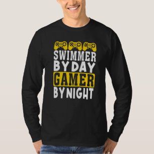 Koel zwemmer op dag gamer op nacht gamer zwemmen t-shirt