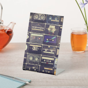 Koele 80s vintage cassette reclamebord met voetstuk