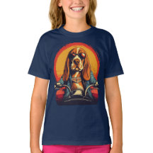 Koele basset hound biker in de zonsondergang