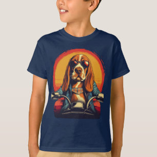 Koele basset hound biker in de zonsondergang t-shirt