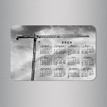 Koele Bouw Kraan Foto 2025 Kalender Magneet<br><div class="desc">Houd alle data van het jaar bij de hand met een zwarte 2025 kalender over een bewolkte hemel in een zwart-wit foto van een bouwkraan. Maakt een coole kous stuffer! De kraan ziet eruit als een scheve T, zijn smalle zwarte arm die zich naar rechts uitstrekt. Turbulente wolken vullen de...</div>