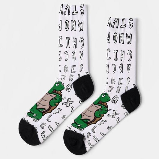 Koele cartoon van groene schildpad met alfabetten sokken (Links)