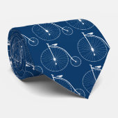 Koele fiets in wit op blauw stropdas (Opgerold)