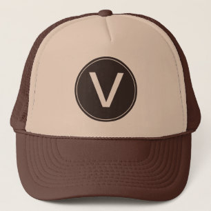 koele, gezonde bruine tint en bruine monogram init trucker pet