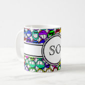 koele glimlachende gezichten + monogram koffiemok (Voorkant links)