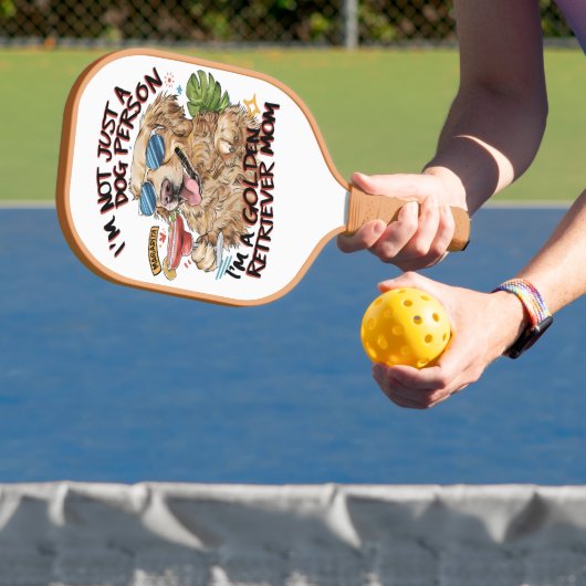 Koele hond met zonnebril nippen drink pickleball paddle (Insitu)